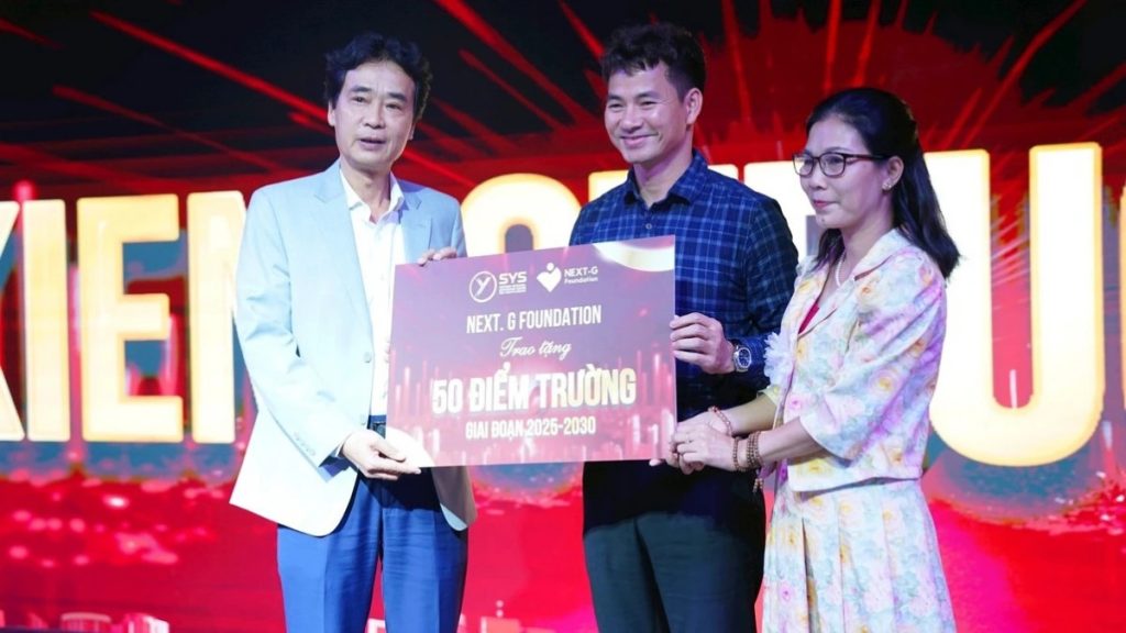 Đại diện Quỹ Next.G.Foundation trao tặng bản cam kết tài trợ 50 điểm trường giai đoạn 2025-2030.